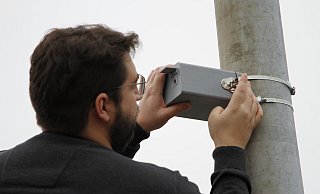 Ein Mitarbeiter der Beverunger Firma Nusec befestigt eine Kamera zur automatischen Verkehrszählung. - Nusec Ein Mitarbeiter der Beverunger Firma Nusec befestigt eine Kamera zur automatischen Verkehrszählung. - Nusec