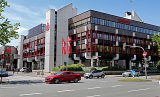 Die Sparkasse zieht aus dem Gebäude an der Berliner Straße aus. Die Stadt will es gerne kaufen. - Frank-Michael Kiel-Steinkamp Die Sparkasse zieht aus dem Gebäude an der Berliner Straße aus. Die Stadt will es gerne kaufen. - Frank-Michael Kiel-Steinkamp