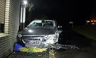 Der Volvo kam an einer Hauswand zum Stehen. - Polizei Minden-Lübbecke Der Volvo kam an einer Hauswand zum Stehen. - Polizei Minden-Lübbecke