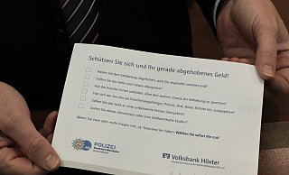 Die Fragen auf dem Umschlag gehen auf alle gängigen Betrugsvarianten ein. - Polizei Höxter Die Fragen auf dem Umschlag gehen auf alle gängigen Betrugsvarianten ein. - Polizei Höxter