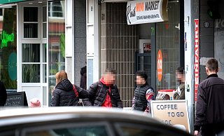 Je später der Tag, desto mehr Jugendliche tummeln sich vor den Geschäften an der Berliner Straße. Der Bereich rund um den Konrad-Adenauer-Platz sei ein beliebter Treffpunkt, sagen Anwohner und Händler. - Andreas Frücht Je später der Tag, desto mehr Jugendliche tummeln sich vor den Geschäften an der Berliner Straße. Der Bereich rund um den Konrad-Adenauer-Platz sei ein beliebter Treffpunkt, sagen Anwohner und Händler. - Andreas Frücht