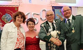 Regenten unter sich: Karin Haneke (Königin 2025/26), Gudrun und Hans-Jürgen Krause (Königspaar 2024), Dietmar Haneke (König 2025/26). - Schützenbruderschaft Vörden Regenten unter sich: Karin Haneke (Königin 2025/26), Gudrun und Hans-Jürgen Krause (Königspaar 2024), Dietmar Haneke (König 2025/26). - Schützenbruderschaft Vörden