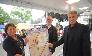 Die beiden Landtagsabgeordneten Bianca Winkelmann (CDU) und Ernst-Wilhelm Rahe (SPD) überreichten Rahdens Bürgermeister Bert Honsel ein Faksimile der britischen Verordnung, mit der 1946 das Land Nordrhein-Westfalen gegründet wurde. - Joern Spreen-Ledebur Die beiden Landtagsabgeordneten Bianca Winkelmann (CDU) und Ernst-Wilhelm Rahe (SPD) überreichten Rahdens Bürgermeister Bert Honsel ein Faksimile der britischen Verordnung, mit der 1946 das Land Nordrhein-Westfalen gegründet wurde. - Joern Spreen-Ledebur