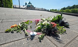 Auf den Kurhausterrassen haben viele Menschen Blumen niedergelegt, Kerzen angezündet sowie einen Schutzengel aufgestellt und einen Teddybären unter den Baum gesetzt. - Thorsten Gödecker Auf den Kurhausterrassen haben viele Menschen Blumen niedergelegt, Kerzen angezündet sowie einen Schutzengel aufgestellt und einen Teddybären unter den Baum gesetzt. - Thorsten Gödecker
