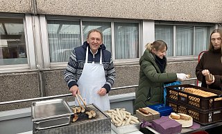 Vorstandssprecher Peter Hutmacher stellte sich im November 2023 beim Würstchen-Grillen für den guten Klinikzweck auch selbst an den Rost. - Corina Lass Vorstandssprecher Peter Hutmacher stellte sich im November 2023 beim Würstchen-Grillen für den guten Klinikzweck auch selbst an den Rost. - Corina Lass