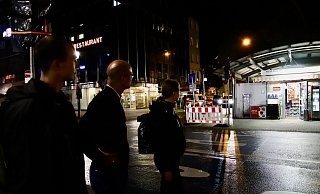 Auch der Kiosk am Kesselbrink ist für viele Szenen ein Treffpunkt. Deshalb haben ihn auch die Sozialarbeiter und Dezernent Ingo Nürnberger (Mitte) im Blick. - Charlotte Mahncke Auch der Kiosk am Kesselbrink ist für viele Szenen ein Treffpunkt. Deshalb haben ihn auch die Sozialarbeiter und Dezernent Ingo Nürnberger (Mitte) im Blick. - Charlotte Mahncke