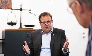 In der polnischen Partnerstadt Inowroc?aw stehen auch im Kurpark Überwachungskameras. In Bad Oeynhausen wäre das derzeit wohl nicht möglich, so Bürgermeister Lars Bökenkröger. - Ulf Hanke In der polnischen Partnerstadt Inowroc?aw stehen auch im Kurpark Überwachungskameras. In Bad Oeynhausen wäre das derzeit wohl nicht möglich, so Bürgermeister Lars Bökenkröger. - Ulf Hanke