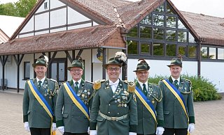 Aus Fünf mach Drei: Michael Wiemeyer (Schriftführer; v. l.), Torsten Hegener (Schriftführer), Oberst Horst-Jürgen Fehring, Andreas Vergin (Rechnungsführer) und Dirk Mathias (Rechnungsführer) haben sich 2014 als neues Vorstandsteam vorgestellt. - Bürgerschützengilde/Archiv Aus Fünf mach Drei: Michael Wiemeyer (Schriftführer; v. l.), Torsten Hegener (Schriftführer), Oberst Horst-Jürgen Fehring, Andreas Vergin (Rechnungsführer) und Dirk Mathias (Rechnungsführer) haben sich 2014 als neues Vorstandsteam vorgestellt. - Bürgerschützengilde/Archiv