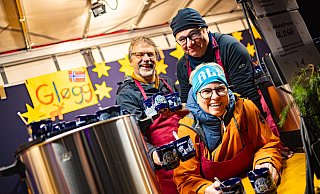 Der Glögg aus Rotwein und weihnachtlichen Gewürzen gehört traditionell zum Eckardtsheimer Weihnachtsmarkt, genau wie Konzerte, Spendenaktion und Ehrenamtliche, zu denen auch Michael Stolz (v. l.), Nicole Eikmeier und Martin Schmidt zählen. - Mike-Dennis Mller / www.mdm.photo Der Glögg aus Rotwein und weihnachtlichen Gewürzen gehört traditionell zum Eckardtsheimer Weihnachtsmarkt, genau wie Konzerte, Spendenaktion und Ehrenamtliche, zu denen auch Michael Stolz (v. l.), Nicole Eikmeier und Martin Schmidt zählen. - Mike-Dennis Mller / www.mdm.photo