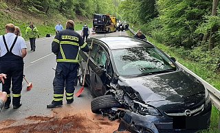 Bei dem heftigen Unfall auf der B252 bei Brakel wurde glücklicherweise niemand verletzt. - Dieter Scholz Bei dem heftigen Unfall auf der B252 bei Brakel wurde glücklicherweise niemand verletzt. - Dieter Scholz