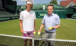 Turnierdirektor Ralf Weber (r.) begrüßt Alexander Zverev auf Court Nummer 1. Der Paris-Halbfinalist hat am Donnerstag seine Vorbereitung auf Rasen in Angriff genommen. - Wolfgang Rudolf Turnierdirektor Ralf Weber (r.) begrüßt Alexander Zverev auf Court Nummer 1. Der Paris-Halbfinalist hat am Donnerstag seine Vorbereitung auf Rasen in Angriff genommen. - Wolfgang Rudolf