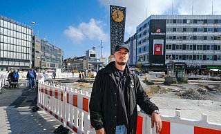Der Biefelder Rapper Montez - hier mitten in Bielefeld am Jahnplatz - tritt im kommenden Sommer bei den Parklichtern auf. - Foto: Andreas Zobe/NW Der Biefelder Rapper Montez - hier mitten in Bielefeld am Jahnplatz - tritt im kommenden Sommer bei den Parklichtern auf. - Foto: Andreas Zobe/NW