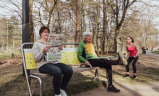 Die Fitnessbank, die das Siebensterner Unternehmen Playparc herstellt, soll Jung und Alt, Einsteigern und Profis ein niederschwelliges Bewegungsangebot machen. Wer zum Beispiel ein Theraband mitbringt, wie die Frau rechts auf dem Bild, kann zusätzliche Übungen durchführen. - Playparc Die Fitnessbank, die das Siebensterner Unternehmen Playparc herstellt, soll Jung und Alt, Einsteigern und Profis ein niederschwelliges Bewegungsangebot machen. Wer zum Beispiel ein Theraband mitbringt, wie die Frau rechts auf dem Bild, kann zusätzliche Übungen durchführen. - Playparc