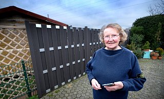 Die Gütersloherin Ursula Steffens (83) und ihr Mann Heinrich (84) mussten sich vor Gericht für ihren grauen, knapp zwei Meter hohen Zaun rechtfertigen, den sie an der Grundstücksgrenze zum Nachbarn errichten ließen. Der forderter: Der Sichtschutz muss weg! - Andreas Frücht Die Gütersloherin Ursula Steffens (83) und ihr Mann Heinrich (84) mussten sich vor Gericht für ihren grauen, knapp zwei Meter hohen Zaun rechtfertigen, den sie an der Grundstücksgrenze zum Nachbarn errichten ließen. Der forderter: Der Sichtschutz muss weg! - Andreas Frücht