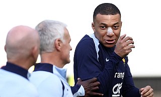 Kylian Mbappé: Frankreichs Superstar hat sich zum EM-Auftakt die Nase gebrochen. - AFP or licensors Kylian Mbappé: Frankreichs Superstar hat sich zum EM-Auftakt die Nase gebrochen. - AFP or licensors