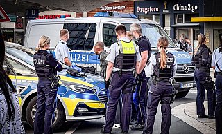 Die einen fordern mehr uniformierte Polizisten im Kampf gegen die Gewaltkriminalität auf Bielefelds Straßen. Andere setzen auf zivile Ermittler. - Symbolfoto: Mike-Dennis Müller Die einen fordern mehr uniformierte Polizisten im Kampf gegen die Gewaltkriminalität auf Bielefelds Straßen. Andere setzen auf zivile Ermittler. - Symbolfoto: Mike-Dennis Müller