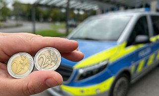 Links die Fälschung, rechts das Original: Vor dem Gebäude der Kreispolizeibehörde Gütersloh zeigt eine Polizistin die beiden Münzen zum Vergleich. Die Nachahmung erkennt man unter anderem daran, dass auf der Vorderseite Furo statt Euro steht. - Christian Bröder Links die Fälschung, rechts das Original: Vor dem Gebäude der Kreispolizeibehörde Gütersloh zeigt eine Polizistin die beiden Münzen zum Vergleich. Die Nachahmung erkennt man unter anderem daran, dass auf der Vorderseite Furo statt Euro steht. - Christian Bröder