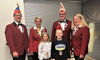 Matthias Sake (Kassierer; hinten, v. l.), Denise Schwarz (zweite Vorsitzende), Uwe Jonietz (Präsident) und Verena Sake (zweite Geschäftsführerin) sowie das Kinderprinzenpaar Lina I. (Dotzauer) und Moritz I. (Rosenberg; vorn). - Pickel-Jauh Matthias Sake (Kassierer; hinten, v. l.), Denise Schwarz (zweite Vorsitzende), Uwe Jonietz (Präsident) und Verena Sake (zweite Geschäftsführerin) sowie das Kinderprinzenpaar Lina I. (Dotzauer) und Moritz I. (Rosenberg; vorn). - Pickel-Jauh