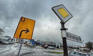 Vor der Aral-Tankstelle sollen die Autofahrer rechts in die Kleine Wasserbreite fahren und werden wieder zurück nach Spradow geleitet. - Gerald Dunkel Vor der Aral-Tankstelle sollen die Autofahrer rechts in die Kleine Wasserbreite fahren und werden wieder zurück nach Spradow geleitet. - Gerald Dunkel