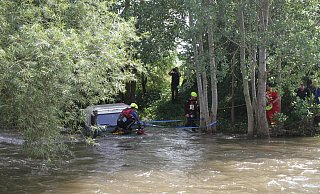Ein Landrover landet in der Diemel bei Ossendorf: Laut der Stadt Warburg war der Einsatz der Feuerwehr kostenersatzpflichtig. - Dieter Scholz Ein Landrover landet in der Diemel bei Ossendorf: Laut der Stadt Warburg war der Einsatz der Feuerwehr kostenersatzpflichtig. - Dieter Scholz