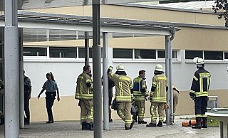 Die Einsatzkräfte mussten feststellen, dass mehrere Feuerlöscher offenbar grundlos versprüht worden sind. - Feuerwehr Steinheim Die Einsatzkräfte mussten feststellen, dass mehrere Feuerlöscher offenbar grundlos versprüht worden sind. - Feuerwehr Steinheim