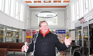 Architekt Michael Rother zeigt die neu gestaltete Bahnhofshalle mit Beamer und vier Großbildschirmen. - Ulf Hanke Architekt Michael Rother zeigt die neu gestaltete Bahnhofshalle mit Beamer und vier Großbildschirmen. - Ulf Hanke