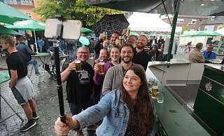 Vom herbstlich anmutenden Wetter ließen sich die Gäste nicht beeindrucken. Gut gelaunt genoss auch diese Gruppe das Lübbecker Bier. - Joern Spreen-Ledebur Vom herbstlich anmutenden Wetter ließen sich die Gäste nicht beeindrucken. Gut gelaunt genoss auch diese Gruppe das Lübbecker Bier. - Joern Spreen-Ledebur