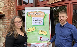 Die neuen Leiter Charlotte und Daniel Wach begrüßen zum Neujahrsempfang Freunde und Förderer des Christlichen Freizeitzentrums auf dem Hof in Herlinghausen. In der Hand halten sie ein Foto des Kirchberghof-Teams. - Kirchberghof Die neuen Leiter Charlotte und Daniel Wach begrüßen zum Neujahrsempfang Freunde und Förderer des Christlichen Freizeitzentrums auf dem Hof in Herlinghausen. In der Hand halten sie ein Foto des Kirchberghof-Teams. - Kirchberghof