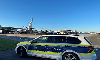 Am Flughafen Paderborn/Lippstadt kontrolliert der Zoll das Gepäck der Reisenden. - Hauptzollamt Bielefeld Am Flughafen Paderborn/Lippstadt kontrolliert der Zoll das Gepäck der Reisenden. - Hauptzollamt Bielefeld