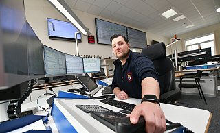 Rund 180 Mal am Tag klingelt für Hendrik Fastenrath und seine Kollegen vom Team der Leitstelle des Kreises Höxter in Brakel das Telefon. - Kreis Höxter Rund 180 Mal am Tag klingelt für Hendrik Fastenrath und seine Kollegen vom Team der Leitstelle des Kreises Höxter in Brakel das Telefon. - Kreis Höxter