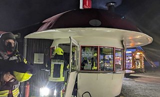 Am Montagabend waren die Einsatzkräfte beim Kult-Imbiss Pilz am Borgholzhausener Bahnhof gefordert. Sie hatten die Lage schnell im Griff. - Matthias Foede Am Montagabend waren die Einsatzkräfte beim Kult-Imbiss Pilz am Borgholzhausener Bahnhof gefordert. Sie hatten die Lage schnell im Griff. - Matthias Foede