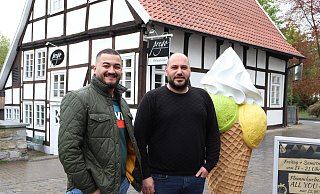 Niko Dushkja (l.) und Patrick Gök begrüßen es, dass das Streetfood-Festival vom Doktorplatz in den Flora-Park verlegt wird. - Marion Pokorra Niko Dushkja (l.) und Patrick Gök begrüßen es, dass das Streetfood-Festival vom Doktorplatz in den Flora-Park verlegt wird. - Marion Pokorra