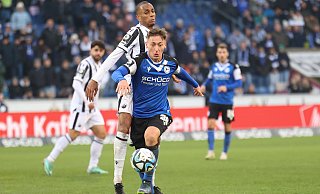 Marius Wörl (vorne), hier gegen Sandhausen am Ball, erzielte mit seinem bislang einzigen Tor für den DSC, dem 1:0 gegen Borussia Dortmund II, den nach Fanmeinung sehenswertesten Treffer der Hinrunde. - Oliver Krato Marius Wörl (vorne), hier gegen Sandhausen am Ball, erzielte mit seinem bislang einzigen Tor für den DSC, dem 1:0 gegen Borussia Dortmund II, den nach Fanmeinung sehenswertesten Treffer der Hinrunde. - Oliver Krato