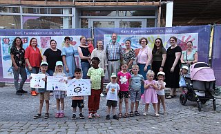 Das Stadtmarketing und die Kitas in Steinheim freuen sich über das überaus bunte Ergebnis ihres Projekts. Beim Aufhängen der Bilder halfen übrgens auch Akteure des benachbarten Klön-Cafés - eine echte Gemeinschaftsaktion. - Madita Schellenberg Das Stadtmarketing und die Kitas in Steinheim freuen sich über das überaus bunte Ergebnis ihres Projekts. Beim Aufhängen der Bilder halfen übrgens auch Akteure des benachbarten Klön-Cafés - eine echte Gemeinschaftsaktion. - Madita Schellenberg
