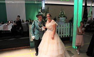 Das Königspaar Ronny und Rita Glowatzki steht beim Schützenfest in Altenbeken im Mittelpunkt. - Fynn Müller Das Königspaar Ronny und Rita Glowatzki steht beim Schützenfest in Altenbeken im Mittelpunkt. - Fynn Müller