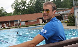 Azubi Simon Burkamp hat die Badegäste im Blick. - Jan-Henrik Gerdener Azubi Simon Burkamp hat die Badegäste im Blick. - Jan-Henrik Gerdener