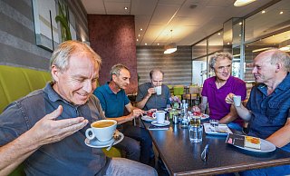 Ja, da riecht man die ganze Bohne: Gunnar Hupp (v.l.), Willy Koch, Stephan Boecken, Wolfgang Stobbe und Werner Lüchtefeld sind die „Café-Tester“ – hier im Einsatz im Café Olsson in Schildesche. Foto: Sarah Jonek - Sarah Jonek Ja, da riecht man die ganze Bohne: Gunnar Hupp (v.l.), Willy Koch, Stephan Boecken, Wolfgang Stobbe und Werner Lüchtefeld sind die „Café-Tester“ – hier im Einsatz im Café Olsson in Schildesche. Foto: Sarah Jonek - Sarah Jonek