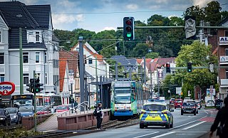An der Artur-Ladebeck-Straße ist es am Donnerstag zu einem Unfall zwischen einer Stadtbahn und einem Auto gekommen. - Sarah Jonek / Jonek Fotografie An der Artur-Ladebeck-Straße ist es am Donnerstag zu einem Unfall zwischen einer Stadtbahn und einem Auto gekommen. - Sarah Jonek / Jonek Fotografie