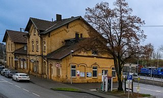 Das alte Bahnhofsgebäude im Süden der Stadt steht seit Längerem leer, die Deutsche Bahn braucht nur wenig Raum für ihren Betrieb. Jetzt wird das Gebäude zum Kulturhaus. - Foto: Andreas Zobe/NW Das alte Bahnhofsgebäude im Süden der Stadt steht seit Längerem leer, die Deutsche Bahn braucht nur wenig Raum für ihren Betrieb. Jetzt wird das Gebäude zum Kulturhaus. - Foto: Andreas Zobe/NW