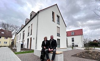 Architektin Birgit Melisch und Bauverein-Vorstandsvorsitzender Jörg Höfel präsentieren die drei Neubauten mit insgesamt 22 Wohnungen an der Holzrichterstraße. - Robert Becker Architektin Birgit Melisch und Bauverein-Vorstandsvorsitzender Jörg Höfel präsentieren die drei Neubauten mit insgesamt 22 Wohnungen an der Holzrichterstraße. - Robert Becker