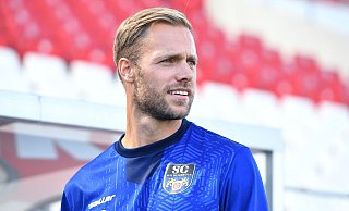 Daniel Brinkmann ist Cheftrainer von Fußball-Regionalligist SC Wiedenbrück. Der Coach sieht RWE und Preußen Münster ganz vorne in der Tabelle. Sein eigenes Team möchte er auf einem Platz im Tabellenmittelfeld wissen. - picture alliance Daniel Brinkmann ist Cheftrainer von Fußball-Regionalligist SC Wiedenbrück. Der Coach sieht RWE und Preußen Münster ganz vorne in der Tabelle. Sein eigenes Team möchte er auf einem Platz im Tabellenmittelfeld wissen. - picture alliance