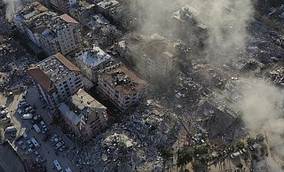 Mit jeder Stunde, die seit dem Erdbeben verstreicht, sinken die Chancen, noch Lebende unter den Trümmern zu finden. Mehr als 100 000 Helfer sind in der Türkei nach Regierungsangaben im Einsatz. Sie werden von Suchhunden unterstützt. - Hussein Malla/AP/dpa Mit jeder Stunde, die seit dem Erdbeben verstreicht, sinken die Chancen, noch Lebende unter den Trümmern zu finden. Mehr als 100 000 Helfer sind in der Türkei nach Regierungsangaben im Einsatz. Sie werden von Suchhunden unterstützt. - Hussein Malla/AP/dpa
