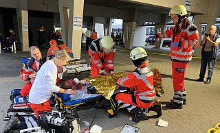 Feuerwehr, Rettungskräfte und Hilfsorganisationen eilen zu einem vermeintlichen Zugunglück mit Brandfolge am Hauptbahnhof. Zum Glück nur eine Übung. - Gabriele Grund Feuerwehr, Rettungskräfte und Hilfsorganisationen eilen zu einem vermeintlichen Zugunglück mit Brandfolge am Hauptbahnhof. Zum Glück nur eine Übung. - Gabriele Grund