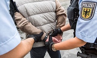 Die Beamten der Bundespolizei führten ihn kurz danach ab. - Symbolfoto: Bundespolizei / Alexandra Stolze Die Beamten der Bundespolizei führten ihn kurz danach ab. - Symbolfoto: Bundespolizei / Alexandra Stolze