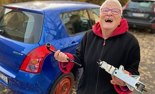 Jetzt hat Rentnerin Helga Nikolov aus Gütersloh wieder gut lachen. Ein Polizist hatte spontan den platten Reifen ihres Suzuki Swift gewechselt. Das passende Werkzeug hatte die 79-Jährige zwar parat, doch fehlt ihr die Kraft und das Knowhow. - Christian Bröder Jetzt hat Rentnerin Helga Nikolov aus Gütersloh wieder gut lachen. Ein Polizist hatte spontan den platten Reifen ihres Suzuki Swift gewechselt. Das passende Werkzeug hatte die 79-Jährige zwar parat, doch fehlt ihr die Kraft und das Knowhow. - Christian Bröder