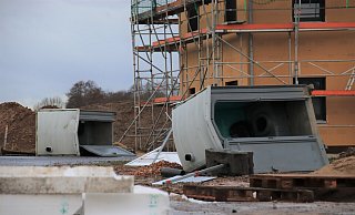 Auf einer Baustelle bei Nieheim stürzten mehrere Baustellenklos und Schilder um. Auch Baustellenmaterial flog weg. - David Schellenberg Auf einer Baustelle bei Nieheim stürzten mehrere Baustellenklos und Schilder um. Auch Baustellenmaterial flog weg. - David Schellenberg