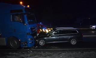 Ein VW und ein Lastwagen sind kollidiert. - Polizei Herford Ein VW und ein Lastwagen sind kollidiert. - Polizei Herford
