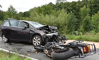 Die Front des Opel-Astra Kombis wurde von der Wucht des Aufpralls komplett eingedrückt. - Thomas Kube Die Front des Opel-Astra Kombis wurde von der Wucht des Aufpralls komplett eingedrückt. - Thomas Kube