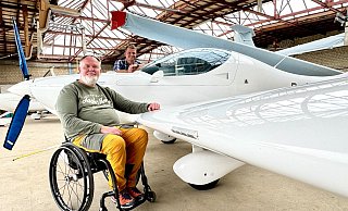 Schon jetzt fühlen sich Carsten Tölle und Maurice Quentmeier am Flugplatz Vennebeck vor einem Ultraleichtflugzeug sehr wohl. - Andreas Sundermeier Schon jetzt fühlen sich Carsten Tölle und Maurice Quentmeier am Flugplatz Vennebeck vor einem Ultraleichtflugzeug sehr wohl. - Andreas Sundermeier