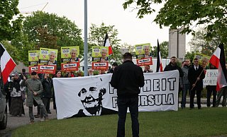 Rechtsextreme demonstrieren vor der JVA Bielefeld-Brackwede, um sich mit der Holocaustleugnerin Ursula Haverbeck zu solidarisieren. - Archivfoto: Jens Reichenbach Rechtsextreme demonstrieren vor der JVA Bielefeld-Brackwede, um sich mit der Holocaustleugnerin Ursula Haverbeck zu solidarisieren. - Archivfoto: Jens Reichenbach